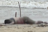 Xác người đàn ông trương phình bên bờ biển Xác người đàn ông trương phình bên bờ biển