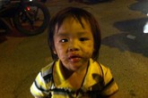 Một đêm chặn đầu xe xin tiền của bé trai ở Sài Gòn Một đêm chặn đầu xe xin tiền của bé trai ở Sài Gòn