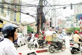 Lưới điện Hà Nội: Lưỡi hái tử thần giăng khắp nơi Lưới điện Hà Nội: Lưỡi hái tử thần giăng khắp nơi