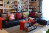 Căn hộ màu đỏ đầy sức sống "sưởi ấm" mùa đông Hà Nội Căn hộ màu đỏ đầy sức sống "sưởi ấm" mùa đông Hà Nội
