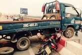 Tông người rơi khỏi cầu, xe tải lơ lửng như trong phim Tông người rơi khỏi cầu, xe tải lơ lửng như trong phim