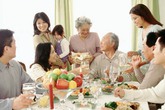 Đừng "bán khoán" chồng con cho bà hàng phở ngoài phố Đừng "bán khoán" chồng con cho bà hàng phở ngoài phố