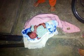 Bé trai mới sinh chưa cắt rốn bị bỏ rơi lạnh lẽo trong chùa đêm đông giá Bé trai mới sinh chưa cắt rốn bị bỏ rơi lạnh lẽo trong chùa đêm đông giá