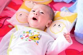 Em bé bị văng khỏi bụng mẹ tươi tắn trở về nhà Em bé bị văng khỏi bụng mẹ tươi tắn trở về nhà