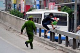 Cảnh sát đuổi bắt người đi bộ ở đường trên cao Cảnh sát đuổi bắt người đi bộ ở đường trên cao