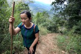 Cô giáo dốc sức leo, bám vách đá đi dạy Cô giáo dốc sức leo, bám vách đá đi dạy