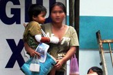 Phụ nữ to khỏe bế trẻ em phơi nắng ăn xin ở Sài Gòn Phụ nữ to khỏe bế trẻ em phơi nắng ăn xin ở Sài Gòn