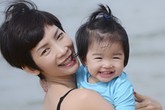 Mẹ con Xuân Lan vui đùa bên bờ biển Phú Quốc Mẹ con Xuân Lan vui đùa bên bờ biển Phú Quốc