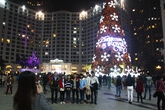 Dân Hà Nội đổ xô đi chụp ảnh với cây thông Noel khổng lồ Dân Hà Nội đổ xô đi chụp ảnh với cây thông Noel khổng lồ