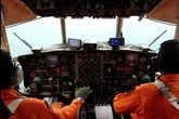Ảnh toàn cảnh vụ máy bay AirAsia mất tích một ngày qua Ảnh toàn cảnh vụ máy bay AirAsia mất tích một ngày qua