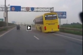 Nhiều tình tiết lạ quanh vụ xe khách văng bánh khi đang “phóng” Nhiều tình tiết lạ quanh vụ xe khách văng bánh khi đang “phóng”