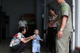 Mẹ bé trai bị bỏ rơi sẽ đến phường nhận lại bé Mẹ bé trai bị bỏ rơi sẽ đến phường nhận lại bé