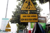 Đồng Nai có biển báo lạ: "Khu vực đông bợm nhậu qua đường" Đồng Nai có biển báo lạ: "Khu vực đông bợm nhậu qua đường"