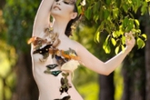 Lê Kiều Như khoe ảnh body painting với bướm Lê Kiều Như khoe ảnh body painting với bướm