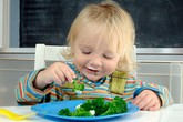 Chống táo bón cho trẻ bằng chất xơ Chống táo bón cho trẻ bằng chất xơ
