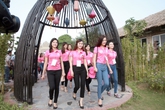 Thí sinh Hoa hậu Việt Nam ăn mặc giản dị bên trẻ khuyết tật Thí sinh Hoa hậu Việt Nam ăn mặc giản dị bên trẻ khuyết tật