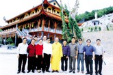 Pho sách nặng gần nửa tấn trong ngôi chùa lương duyên tiền định Pho sách nặng gần nửa tấn trong ngôi chùa lương duyên tiền định