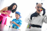 Tê giác đập tan “âm mưu” của bố Hoàng Bách Tê giác đập tan “âm mưu” của bố Hoàng Bách