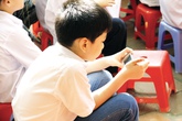 Trẻ sử dụng các thiết bị di động thông minh: Ảnh hưởng lớn đến thần kinh, thị lực Trẻ sử dụng các thiết bị di động thông minh: Ảnh hưởng lớn đến thần kinh, thị lực
