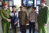 Công an Hà Nội giúp cậu bé “hay quên” tìm được người thân Công an Hà Nội giúp cậu bé “hay quên” tìm được người thân