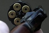 Bé nguy kịch vì bạn 4 tuổi bắn vào miệng Bé nguy kịch vì bạn 4 tuổi bắn vào miệng