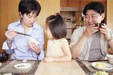 Quá "chán" cách mẹ Việt cho con ăn Quá "chán" cách mẹ Việt cho con ăn