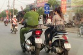Công an đi SH không gương cạnh cô gái đầu trần lái Liberty Công an đi SH không gương cạnh cô gái đầu trần lái Liberty