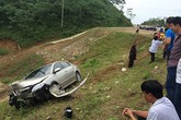Ôtô chở sư thầy gặp nạn trên cao tốc Nội Bài - Lào Cai Ôtô chở sư thầy gặp nạn trên cao tốc Nội Bài - Lào Cai