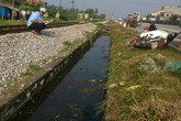 Công nhân bị tàu hỏa hất văng khi băng qua đường Công nhân bị tàu hỏa hất văng khi băng qua đường