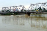 Thất tình cô gái uống rượu rồi nhảy sông Thương tự tử Thất tình cô gái uống rượu rồi nhảy sông Thương tự tử
