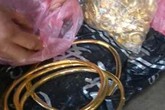 Thiếu nữ trộm vàng của mẹ ruột mang ra vườn chôn giấu Thiếu nữ trộm vàng của mẹ ruột mang ra vườn chôn giấu