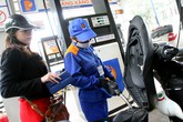 Lần thứ 9, giá xăng giảm tới 950 đồng/lít Lần thứ 9, giá xăng giảm tới 950 đồng/lít