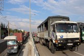 Vợ hoảng loạn nhìn xe tải cán chết chồng trước mặt Vợ hoảng loạn nhìn xe tải cán chết chồng trước mặt