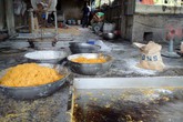 Làm chà bông thịt gà độn bột mì và đường hóa học ở Sài Gòn Làm chà bông thịt gà độn bột mì và đường hóa học ở Sài Gòn