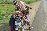 Nữ sinh bị cha trói vào xe máy chở đến trường Nữ sinh bị cha trói vào xe máy chở đến trường