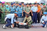 Nóng: Vớt được 2 hộp đen, giải mã lời thoại cuối cùng của phi công QZ8501 Nóng: Vớt được 2 hộp đen, giải mã lời thoại cuối cùng của phi công QZ8501