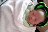 Bé trai sơ sinh còn nguyên dây rốn bị bỏ rơi trên băng đá Bé trai sơ sinh còn nguyên dây rốn bị bỏ rơi trên băng đá