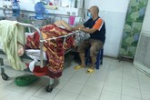 Vợ Nguyễn Hoàng quyết định cho chồng phẫu thuật Vợ Nguyễn Hoàng quyết định cho chồng phẫu thuật