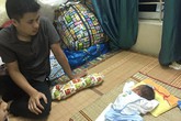Gạt nỗi đau mất vợ, ông bố trẻ lặn lội xin sữa nuôi con Gạt nỗi đau mất vợ, ông bố trẻ lặn lội xin sữa nuôi con