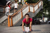 Cha khuyết tật bò khắp nơi tìm con thất lạc Cha khuyết tật bò khắp nơi tìm con thất lạc