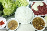 Cuối tuần đãi khách nhanh gọn với bò nhúng giấm cuốn Cuối tuần đãi khách nhanh gọn với bò nhúng giấm cuốn