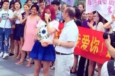 Ông già U60 cầu hôn bạn gái 9X ở trung tâm thương mại Ông già U60 cầu hôn bạn gái 9X ở trung tâm thương mại