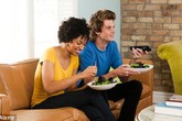 6 thói quen ăn tối khiến bạn tăng cân 6 thói quen ăn tối khiến bạn tăng cân