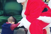 Cậu bé 4 tuổi cầu xin ông già Noel cứu em bé xa lạ Cậu bé 4 tuổi cầu xin ông già Noel cứu em bé xa lạ