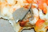 Kinh hãi bé gái ăn phải lưỡi dao dài hơn 2cm trong bánh Kinh hãi bé gái ăn phải lưỡi dao dài hơn 2cm trong bánh