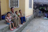 Bé học lớp 6 buôn ve chai nuôi bố và 2 em Bé học lớp 6 buôn ve chai nuôi bố và 2 em