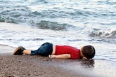Tác giả "hóa đá" khi chụp bức ảnh thi thể bé trai người Syria Tác giả "hóa đá" khi chụp bức ảnh thi thể bé trai người Syria