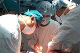Khối u nặng 26 kg trong bụng người phụ nữ Khối u nặng 26 kg trong bụng người phụ nữ