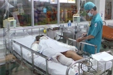 Cháu bé bán vé số bị mẹ thiêu sống: “Con muốn về với mẹ!” Cháu bé bán vé số bị mẹ thiêu sống: “Con muốn về với mẹ!”
