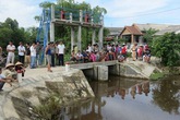 Phát hiện thi thể bé trai 9 tuổi nổi trên kênh Phát hiện thi thể bé trai 9 tuổi nổi trên kênh
